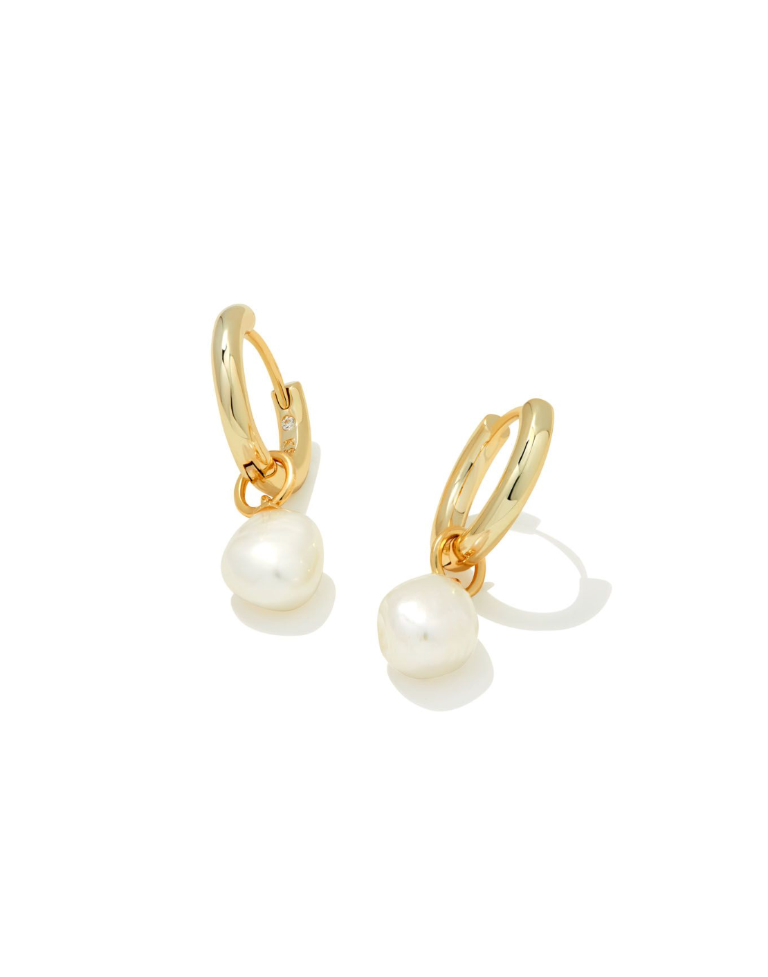 Kendra Scott: Willa Pearl Huggie Earrings - Obsession Boutique