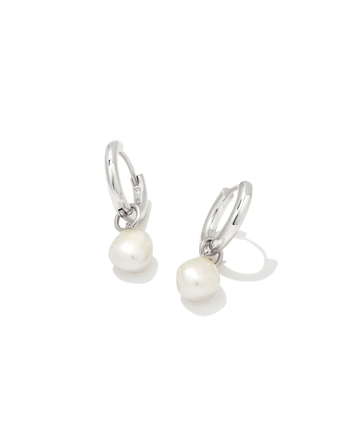 Kendra Scott: Willa Pearl Huggie Earrings - Obsession Boutique